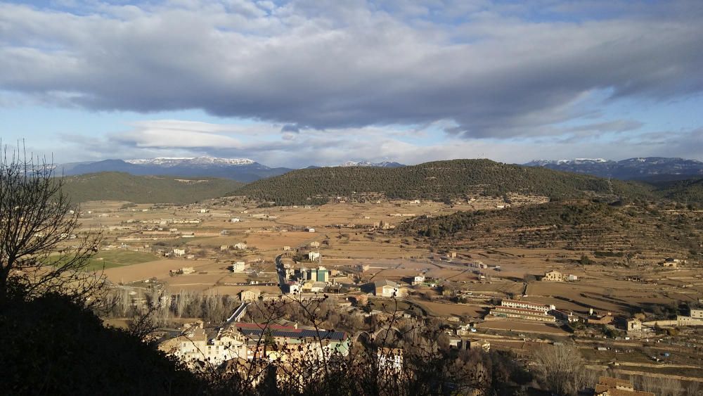 Panoràmica. Vista general de Cardona, al fons les muntanyes del Port del Comte  nevades i el cel mig serè amb núvols alts.