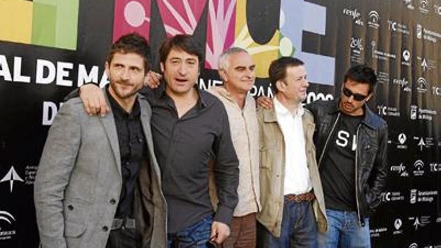 Los actores Carlos Sante, Carmelo Gómez y Hugo Silva junto a los directores de la cinta.