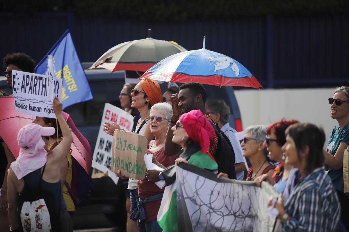 Una gran manifestación recuerda en la frontera de Melilla a las víctimas del 24J