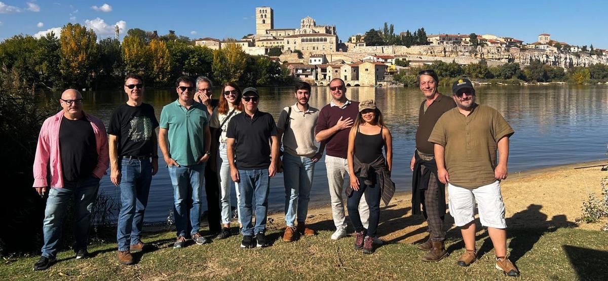 Profesionales de la industria audiovisual durante su recorrido por los posibles escenarios que ofrece la provincia de Zamora. | CEDIDA