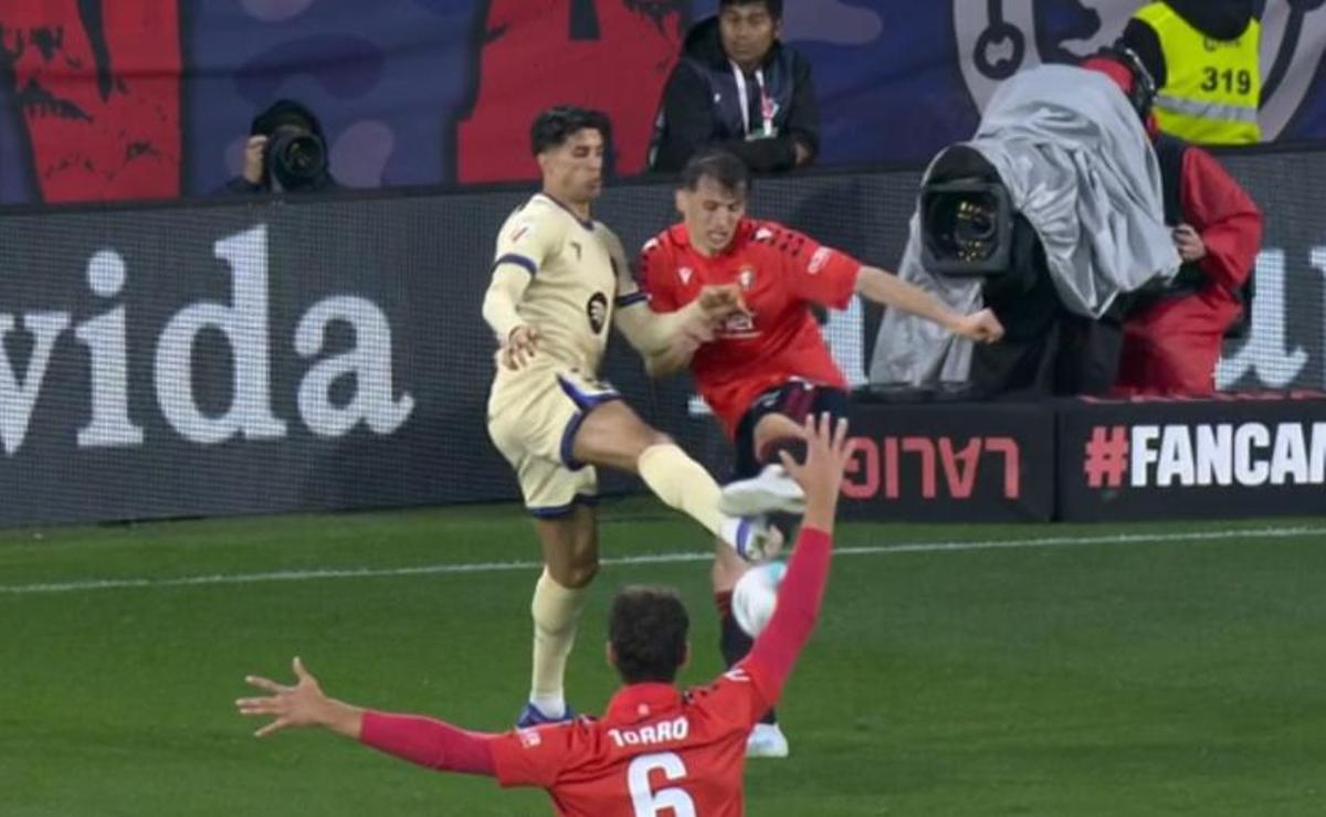 Cancelo y Budimir disputan un balón