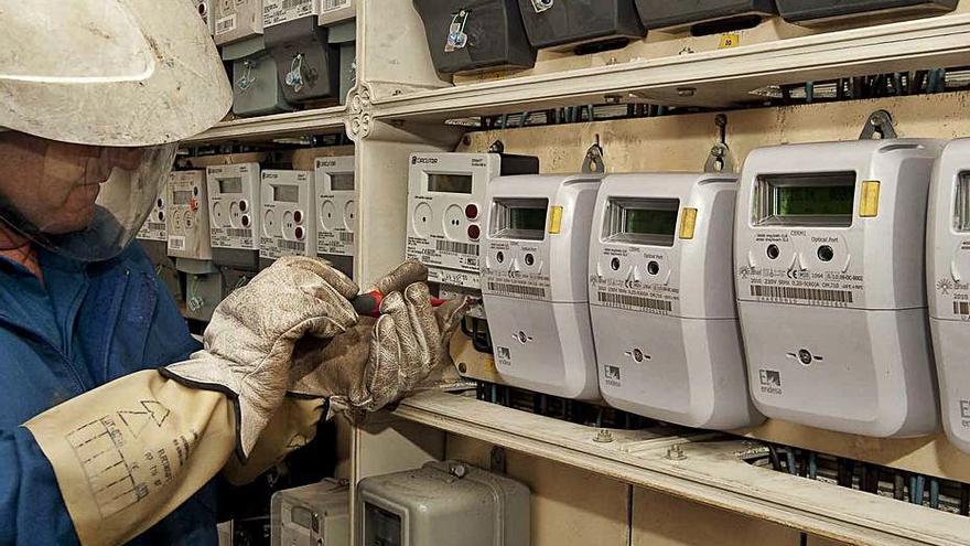 Un técnico repara una instalación eléctrica.