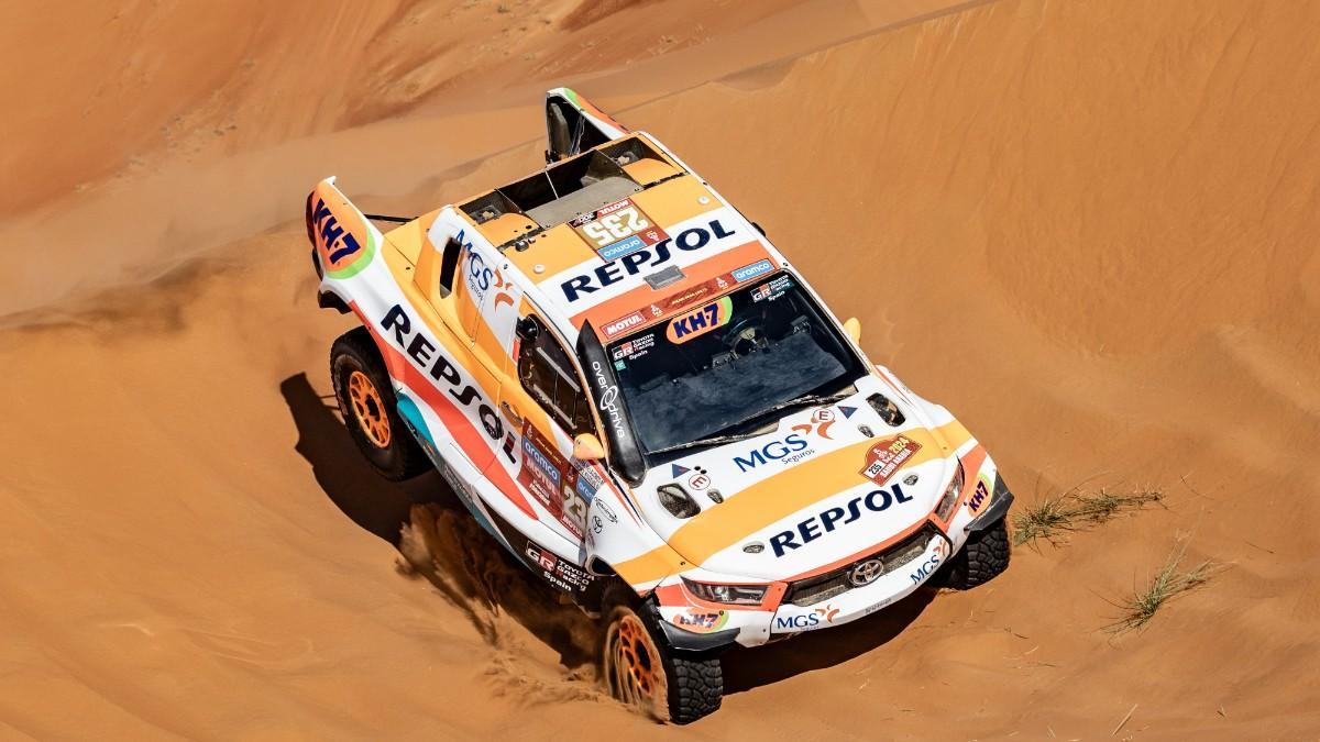 El coche de Esteve en las dunas saudíes