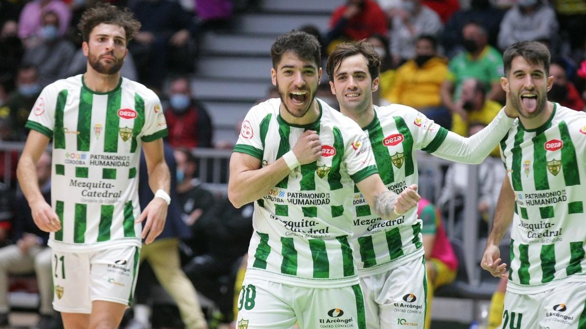 Perin celebra, junto a Del Moral e Ismael, el gol que marcó en Jaén.