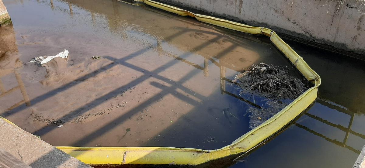 La acequia que discurre por Port Saplaya conteniendo vertidos.