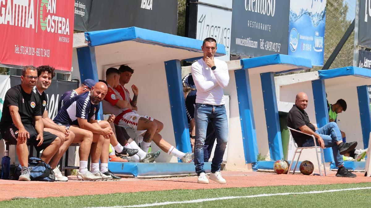 Raúl Casañ, técnico de la SD Ibiza, pensativo en el área técnica durante el encuentro ante el CE Andratx.
