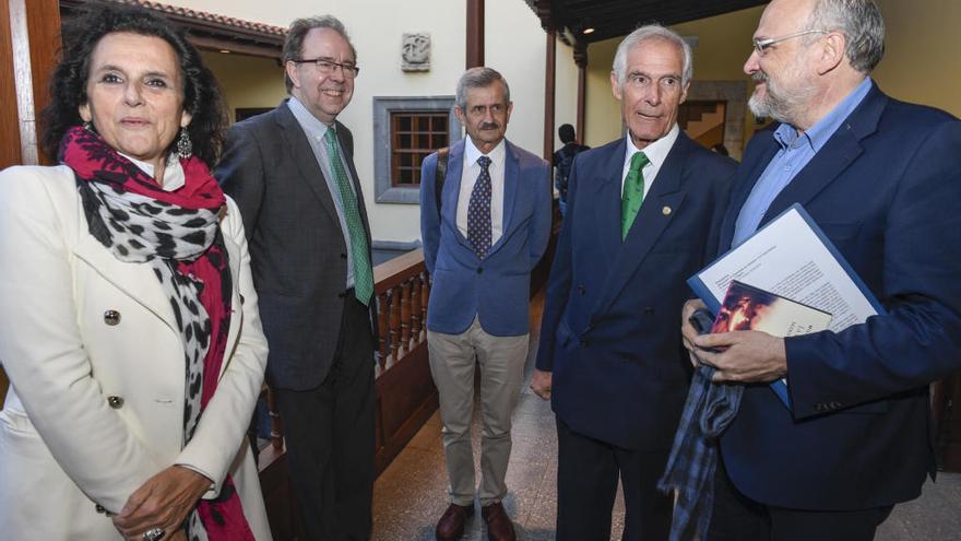 De izq., a dcha., Elena Acosta, Pedro Álvarez de Miranda, Eladio Santana, Maximiano Trapero y Francisco Pomares. | j. castro