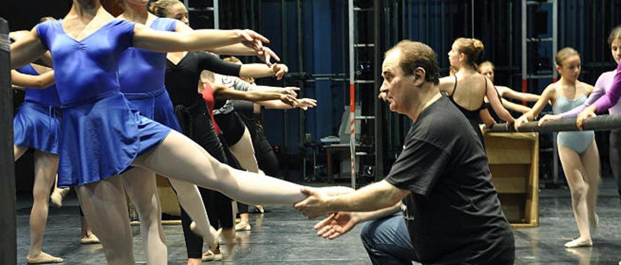 Timur Fayziev con sus bailarinas.