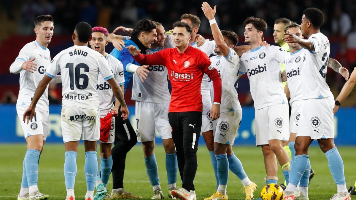 Los jugadores del Girona celebran la victoria de su equipo al término del encuentro correspondiente a la jornada 16 de primera división que FC Barcelona y Girona disputan hoy Domingo en el estadio Olímpico Lluis Companys, en Barcelona