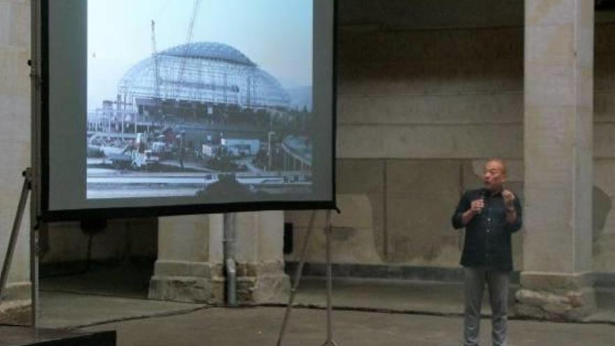 El fotògraf Isao Suzuki, ahir en un moment de la conferència al pati de l&#039;Hospici d&#039;Olot. X.V.