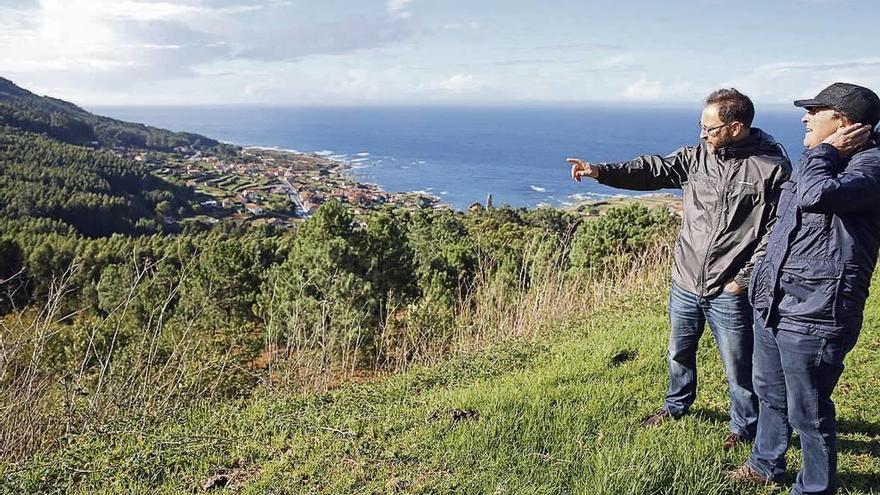 José Antonio Rodríguez y Javier Costas Goberna muestran el futuro parque forestal. // Marta G. Brea