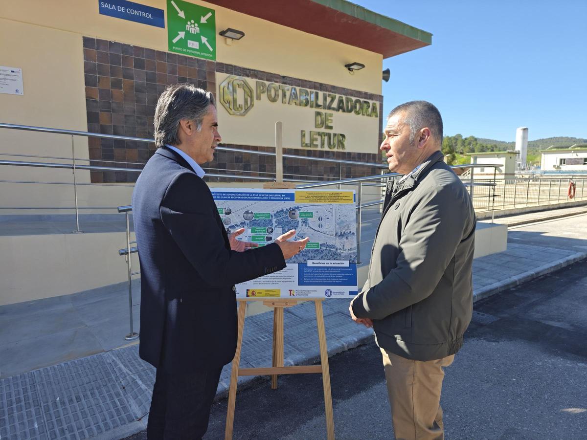 Juan Cascales, presidente de la MCT, junto Miguel Juan Espinosa, subdelegado del Gobierno en la provincia de Albacete.