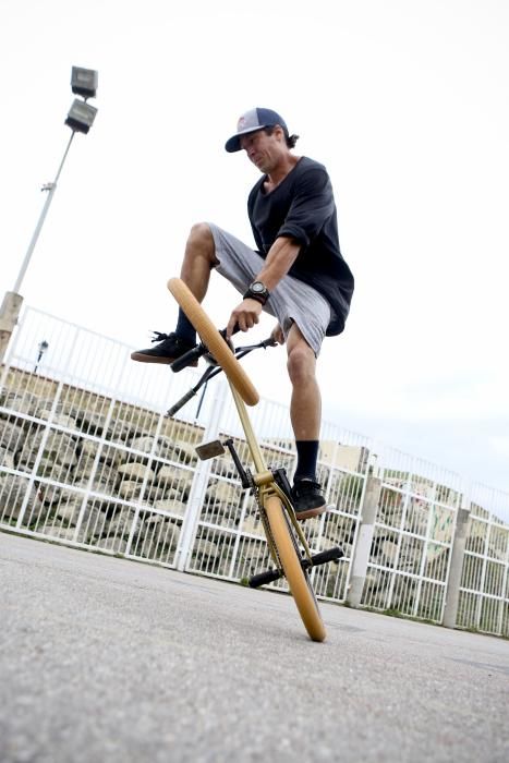 Espectáculo de BMX en el skatepark de Cimadevilla