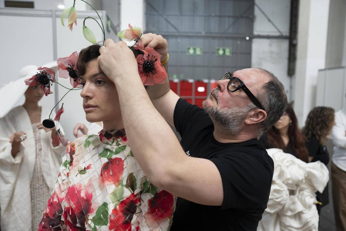 Rafa Peinador en la Barcelona Bridal Fashion Week, preparando a una modelo antes del desfile de Mariano Moreno.