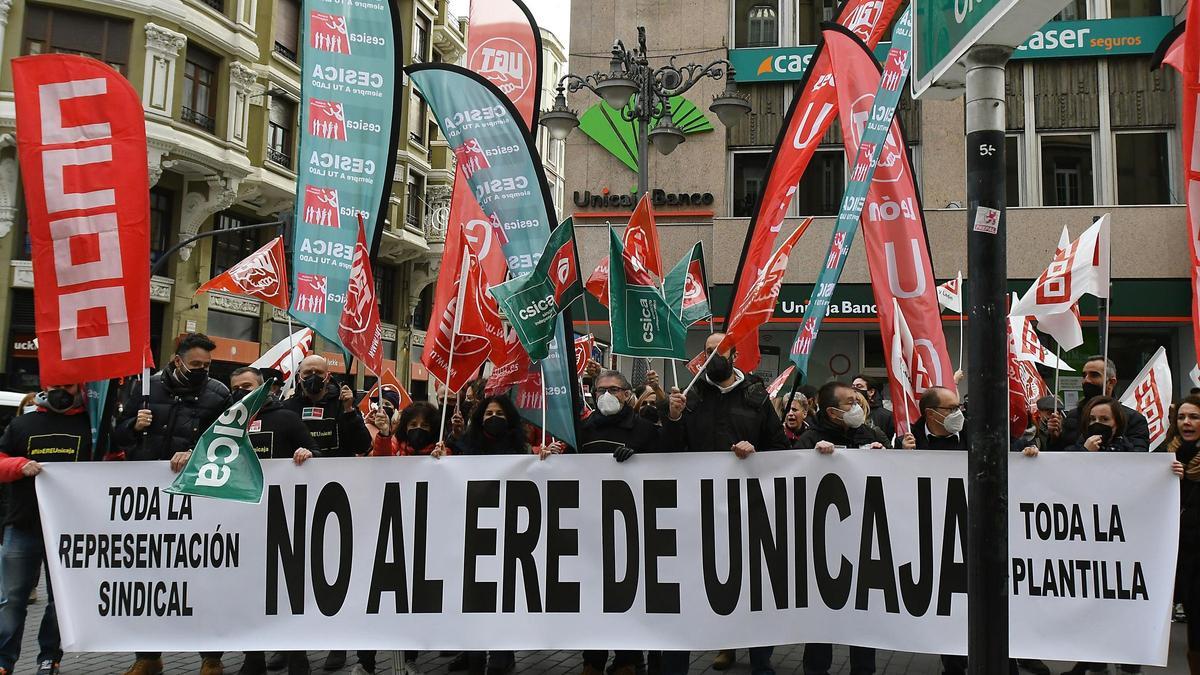 Los sindicatos desconvocan la huelga de Unicaja al acercar posturas.