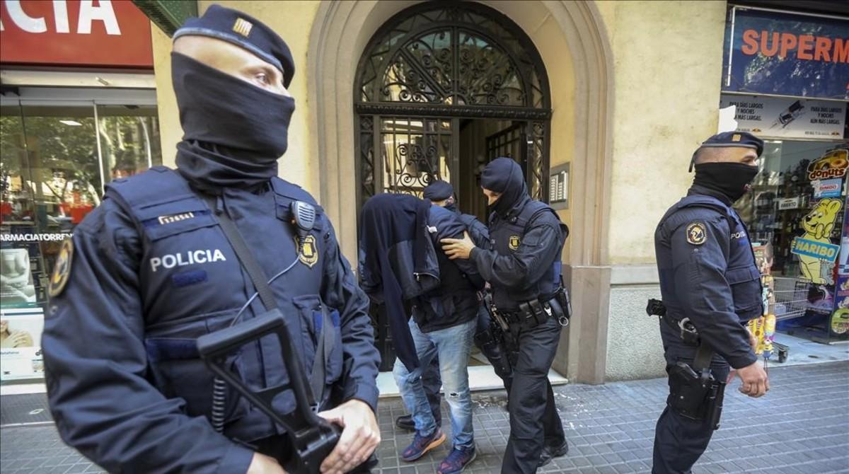 Imágenes de archivo de una operación policial contra el terrorismo yihadista en Barcelona. 