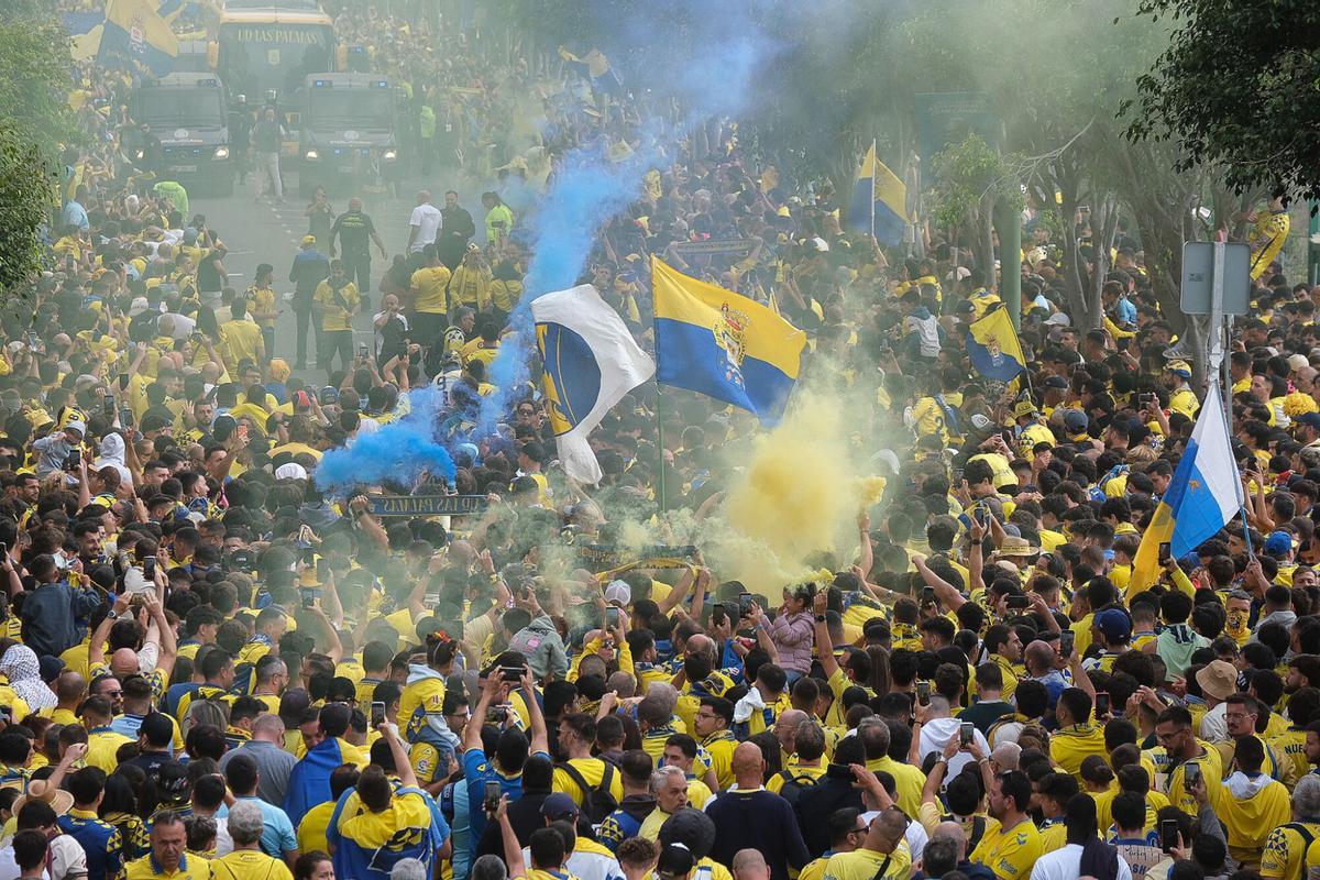 UD Las Palmas: bajada de la guagua por Fondos de Segura