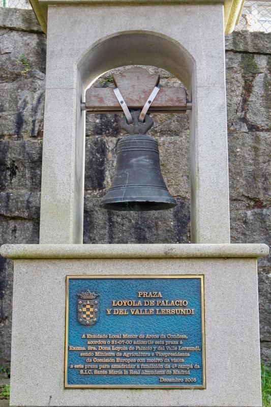 Campana conmemorativa en la Praza Loyola de Palacio en la localidad.