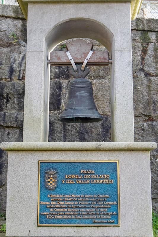 Campana conmemorativa en la Praza Loyola de Palacio en la localidad. 