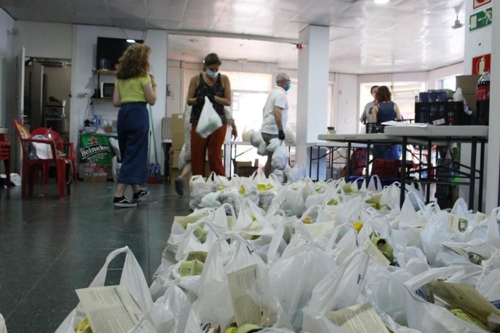 Reparto de lotes para elaborar ensaladilla rusa en Alaquàs.