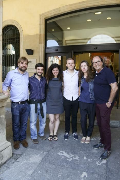 Owen Jones acompañado por los miembros de Podemos en Gijón