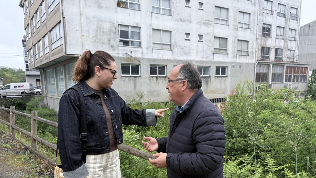 Mario Vila y Eva Castro, junto a una parcela con maleza en la Rúa da Ponte.
