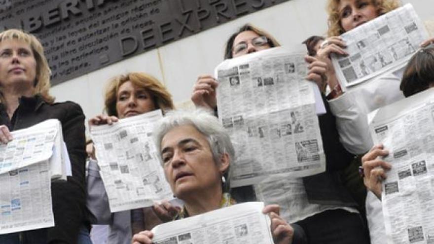 Varias organizaciones de mujeres se han concentrado ante la sede de la Asociación de la Prensa de Madrid esta mañana