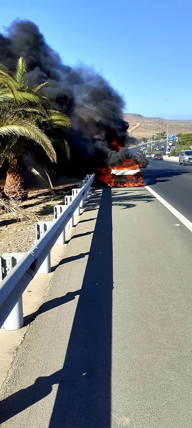 Incendio de un vehículo en la GC-1