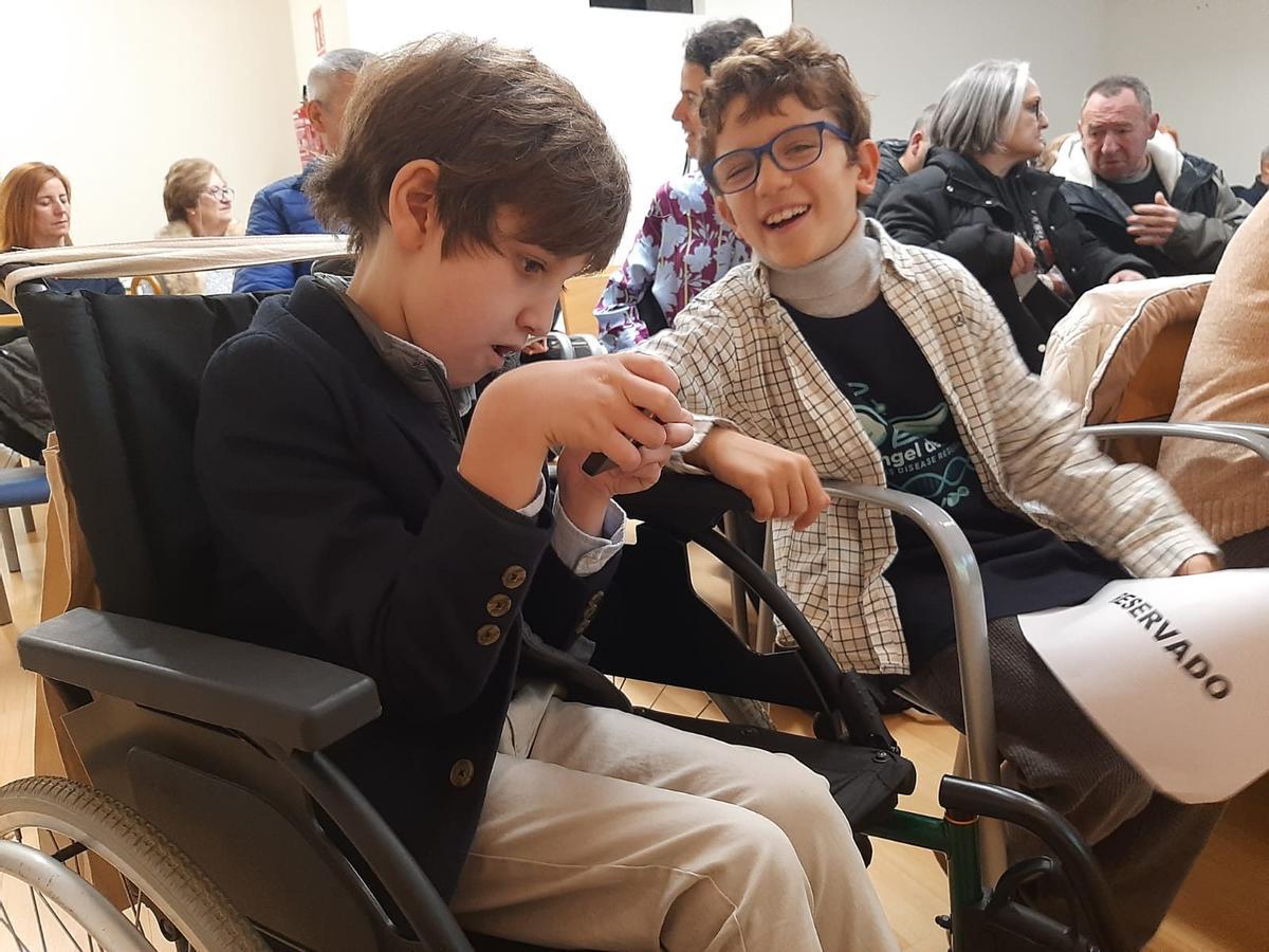 Javi Gómez y su amigo Quique Somolinos, informándose sobre las últimas noticias del Real Oviedo