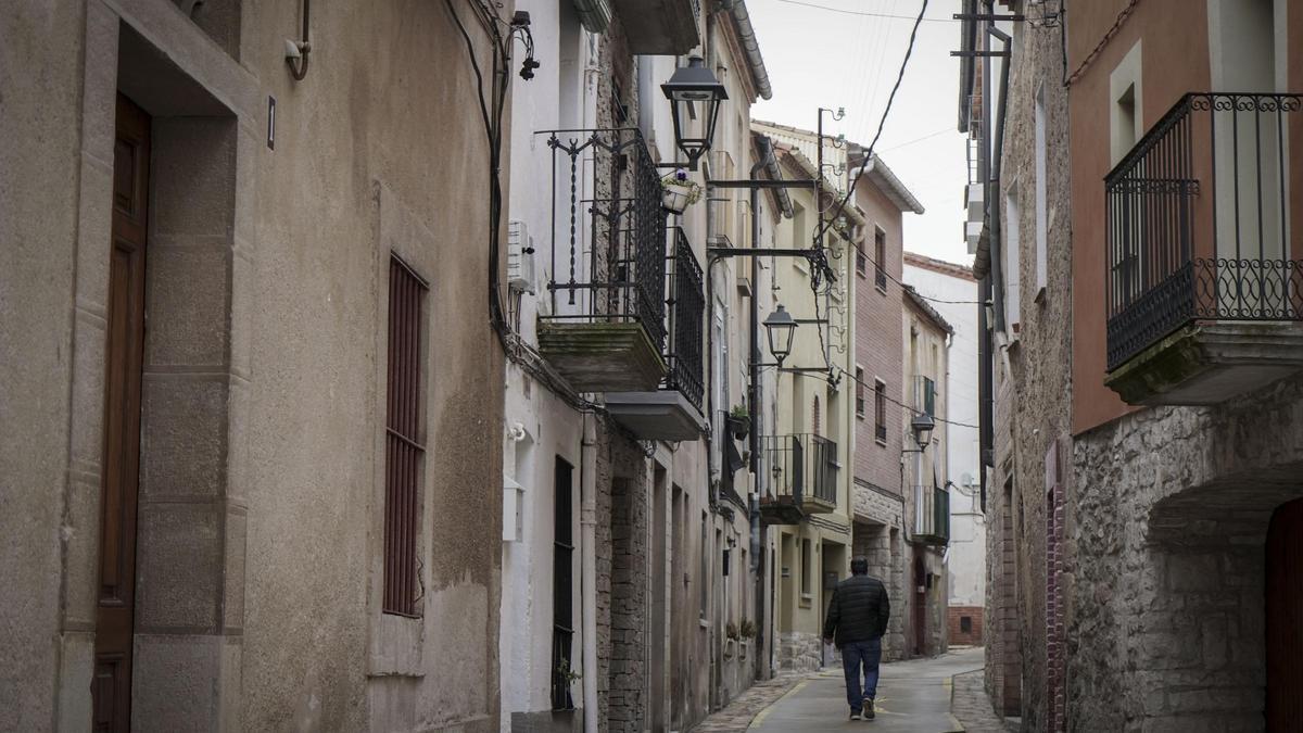 Un home caminant pels carrers de Castellfollit de Riubregós