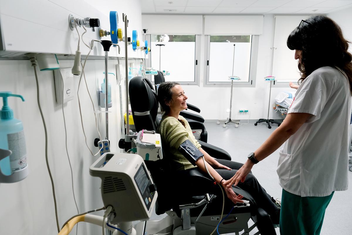 Una metge de Bellvitge administra una teràpia experimental a una pacient amb una malaltia rara.