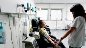 Una médica de Bellvitge administra una terapia experimental a una paciente con una enfermedad rara.