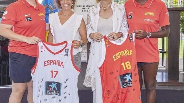 Alicia Cebrián y Yolanda Moliné, con dos jugadoras de la selección española. | E. D.