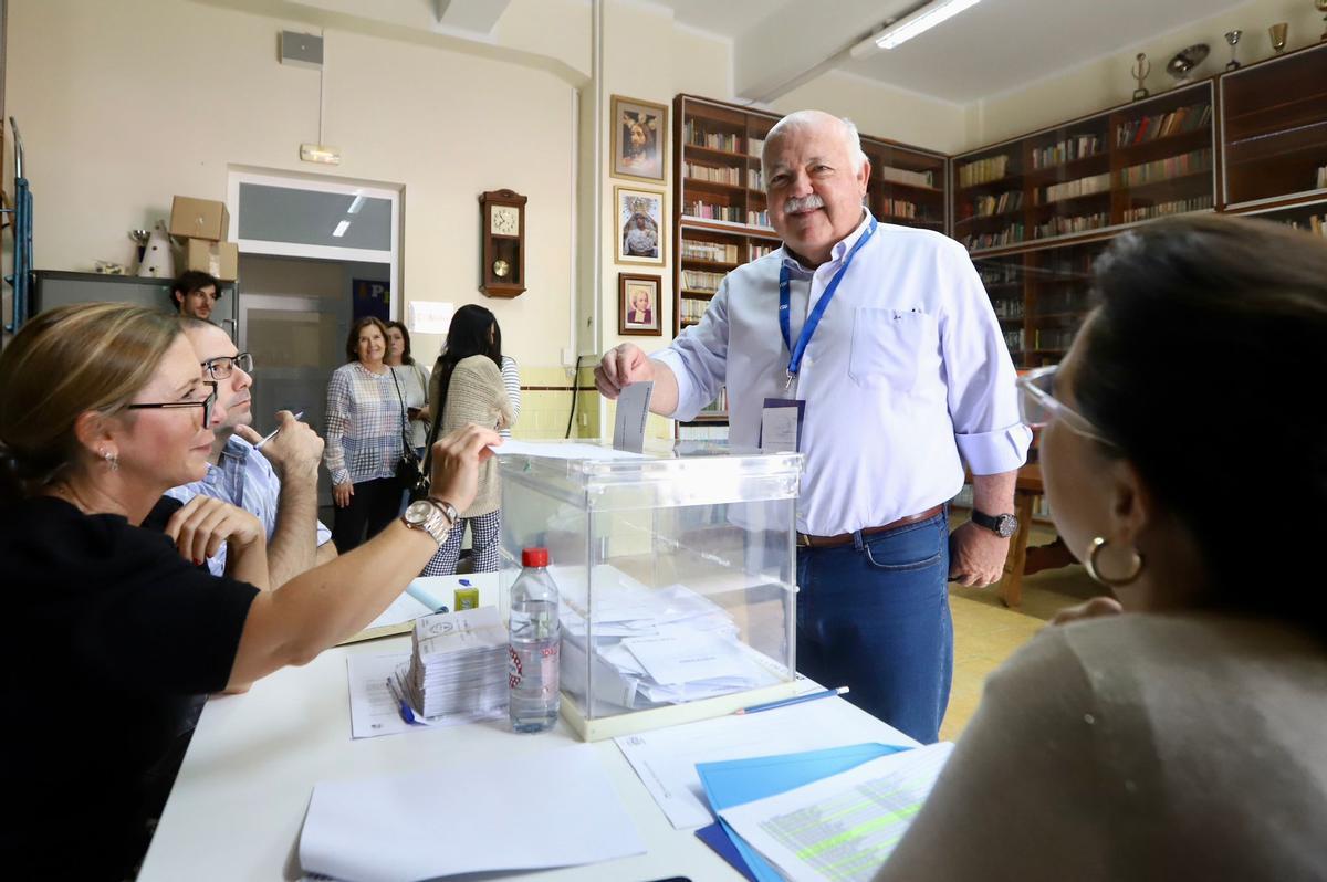 El presidente del Parlamento de Andalucía, Jesús Aguirre, votando en La Salle.