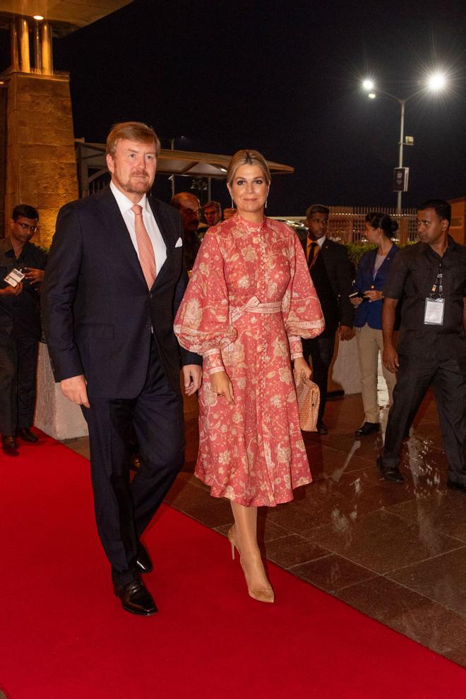 Máxima de Holanda junto a su marido, el rey Guillermo, con un vestido midi floral de Zimmermann en un acto celebrado en Bombay