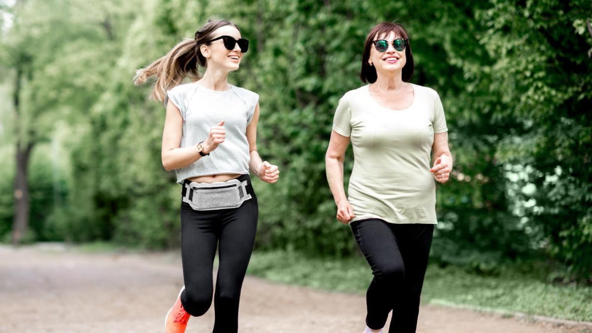 Mujeres caminando al aire libre