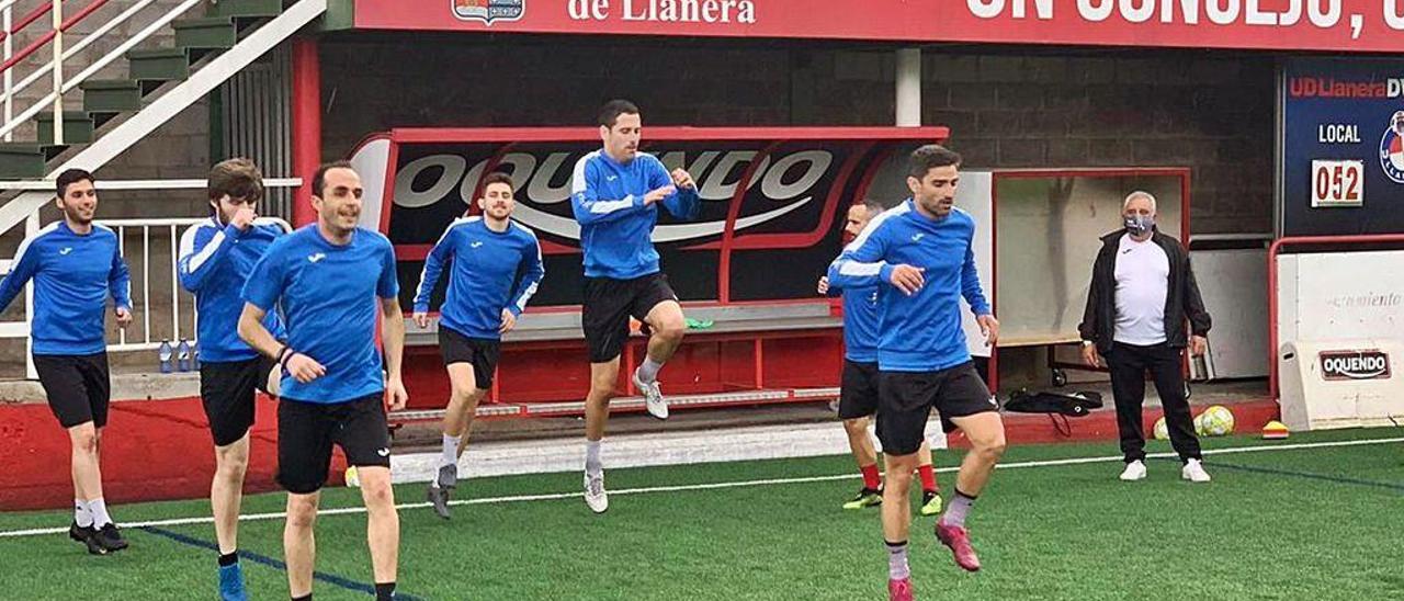 Los jugadores del Llanera, en el entrenamiento de ayer.