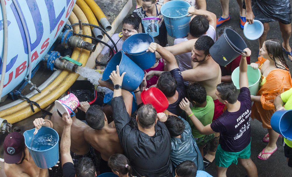 Una refrescante "poalá" para encarar el final de fiesta del Raval Roig