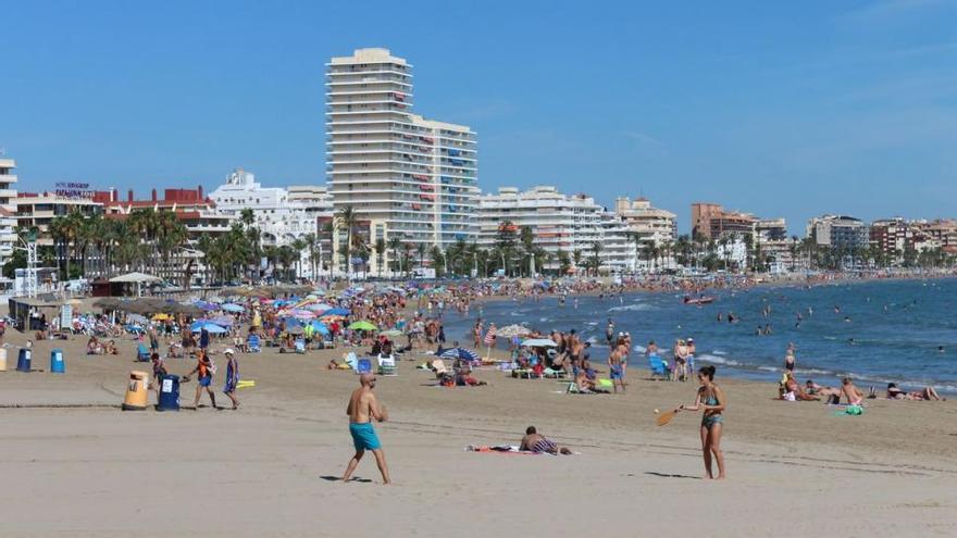 Peñíscola aumenta este año los medios para la limpieza de playas