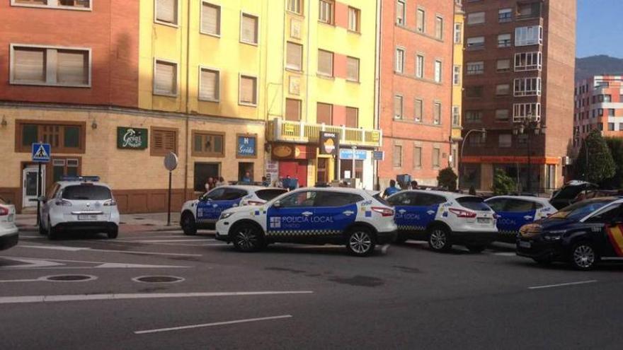 Patrullas de las cuerpos de Policía Local y Nacional, ayer por la mañana, en la puerta del bar.