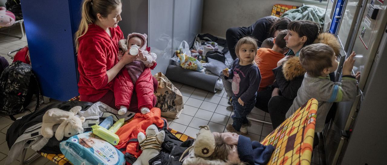 Mujeres y niños ucranianos se esconden de los ataques rusos.