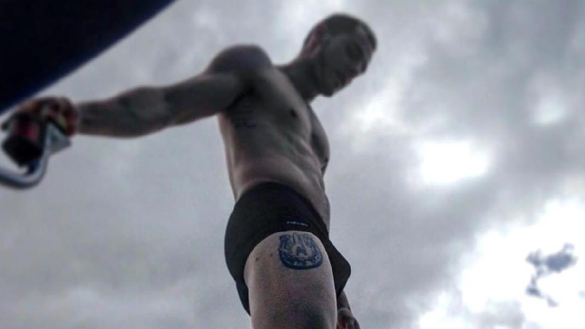 Joel Bosqued exhibe músculos y tatuajes