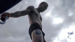 Joel Bosqued luce músculos y tatuajes en Instagram.