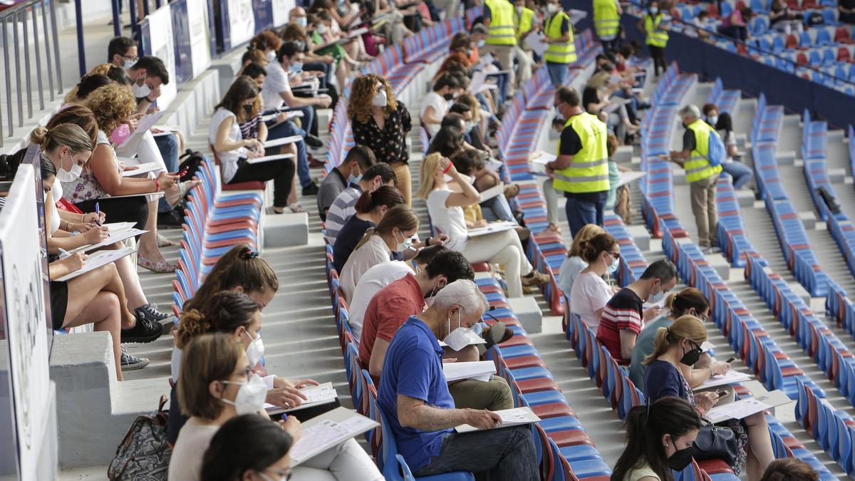 El estadio del Levante UD se convierte en una clase para 5.400 ...