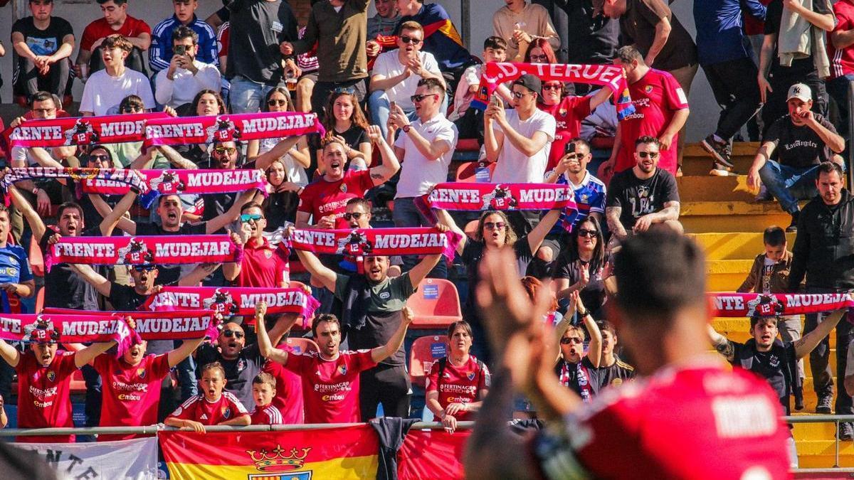 La afición del Teruel aplaude a sus jugadores tras un partido.