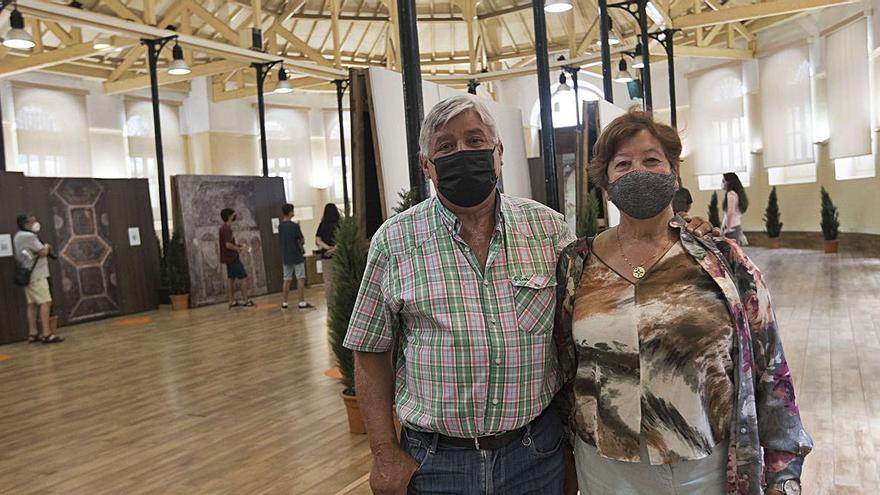 Santiago González y Cecilia Viesca, durante su visita a la muestra. | Miki López