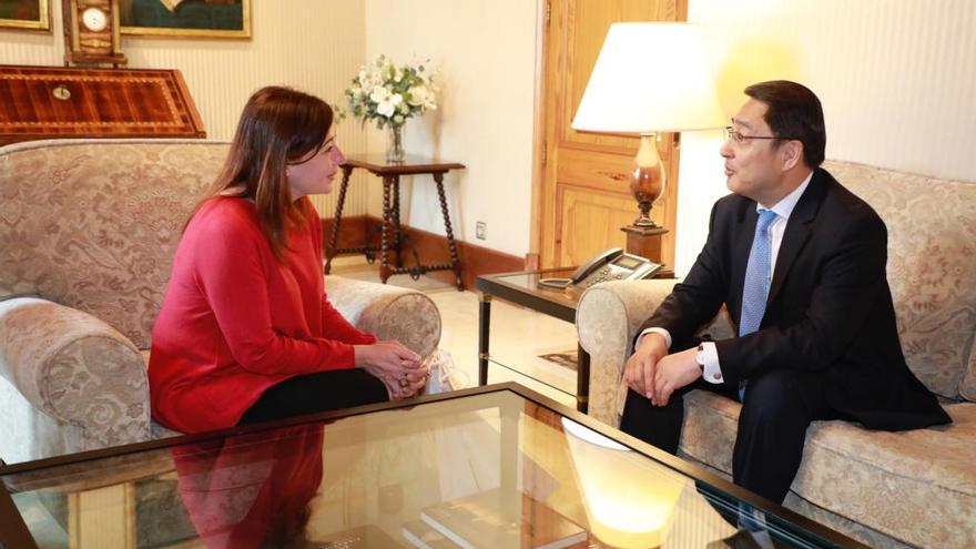 La presidenta  Francina Armengol con el embajador chino, Lyu Fan.