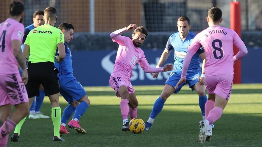 El centrocampista Álex Bernal, en el centro de la imagen, ha adquirido más protagonismo en la segunda vuelta de la liga. | INFORMACIÓN