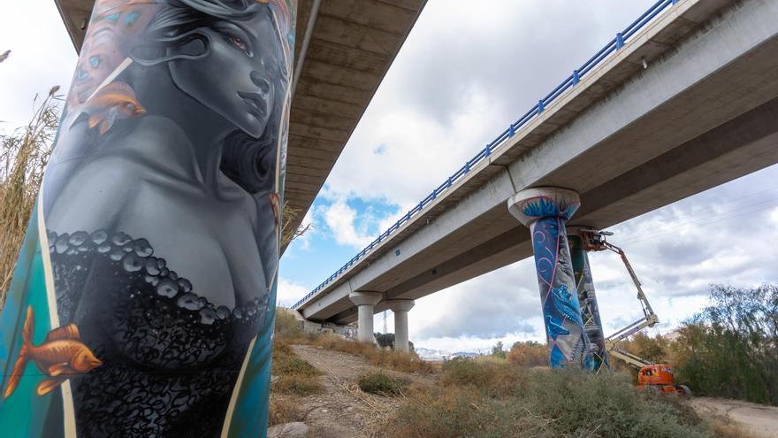 Así son los pilares del viaducto de la AP-7 a su paso por Mutxamel pintados por el artista urbano Tom Rock
