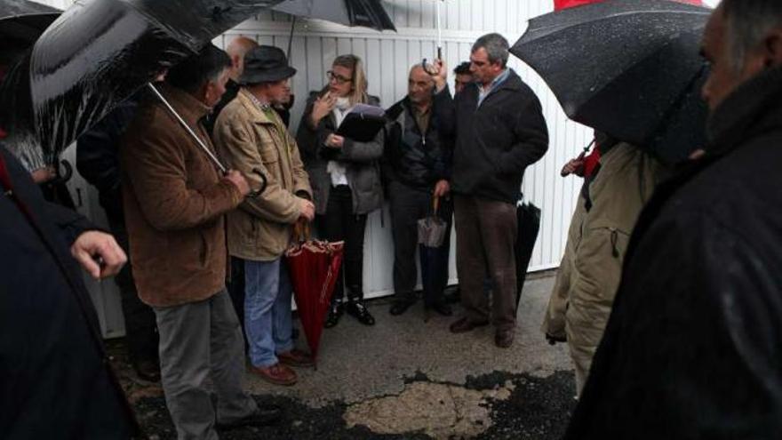 Los trabajadores de Transportes y Maquinaria, ayer, con la inspectora de Traballo.  // Bernabé / Luismy